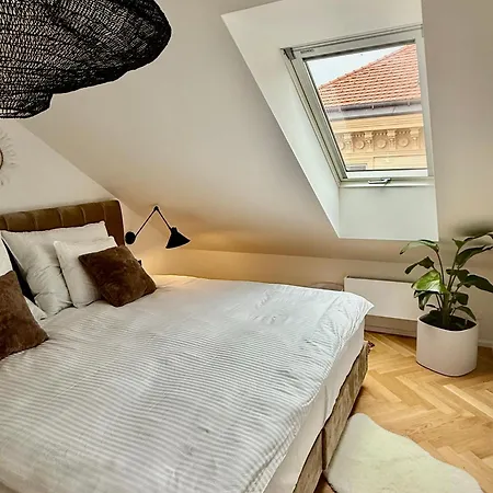 Luxury New With Balcony Steps From Wenceslas Square Prága