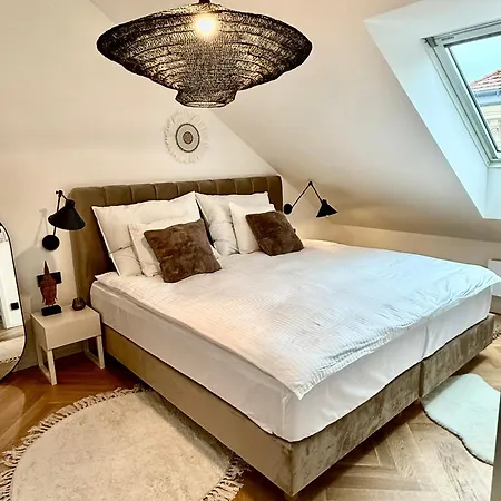 Luxury New With Balcony Steps From Wenceslas Square Prága