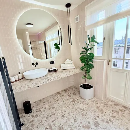 Luxury New With Balcony Steps From Wenceslas Square Apartamento Praga
