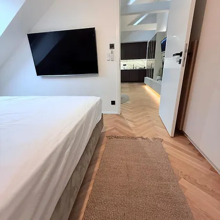 Luxury New With Balcony Steps From Wenceslas Square * Praga