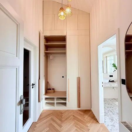 Luxury New With Balcony Steps From Wenceslas Square *