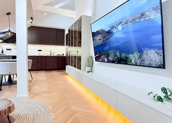 Luxury New With Balcony Steps From Wenceslas Square Apartment *