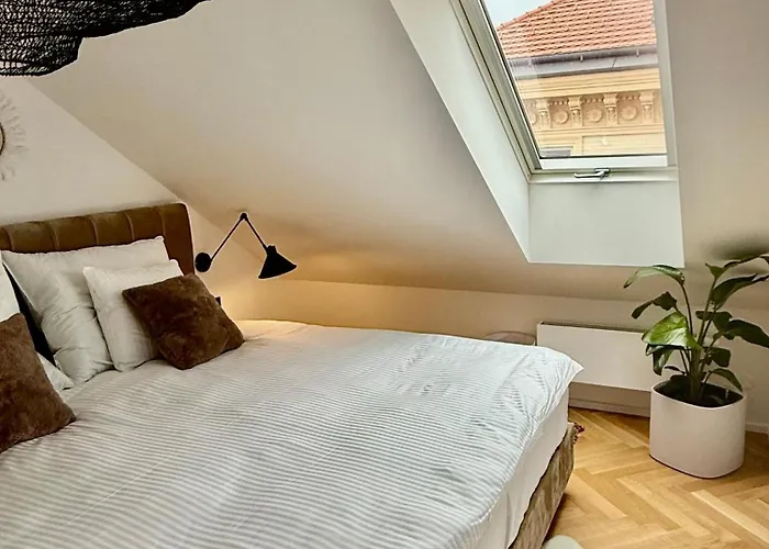 Luxury New With Balcony Steps From Wenceslas Square Prague